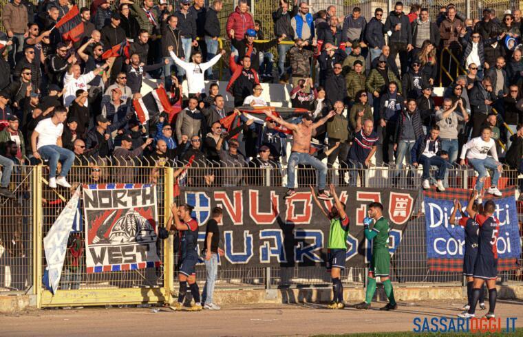 
	I giocatori della Torres fanno festa con i tifosi

