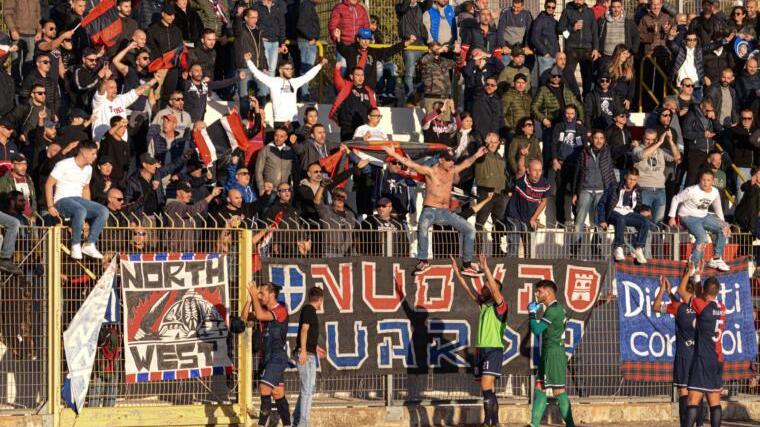 I giocatori della Torres fanno festa con i tifosi