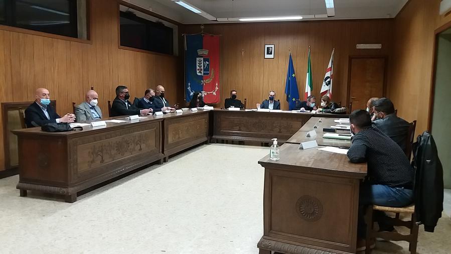 Una seduta del consiglio comunale di Ghilarza