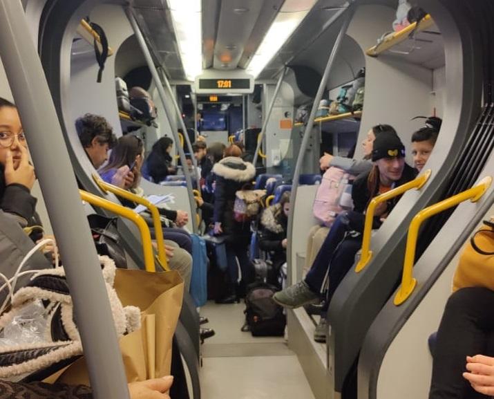 I passeggeri del treno per Olbia in viaggio stretti come sardine