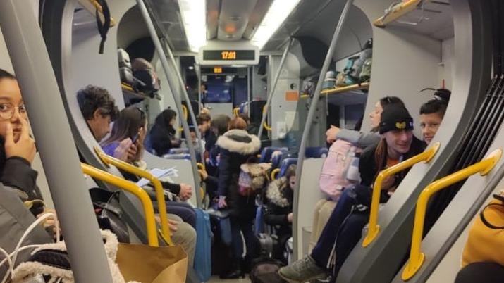 I passeggeri del treno per Olbia in viaggio stretti come sardine