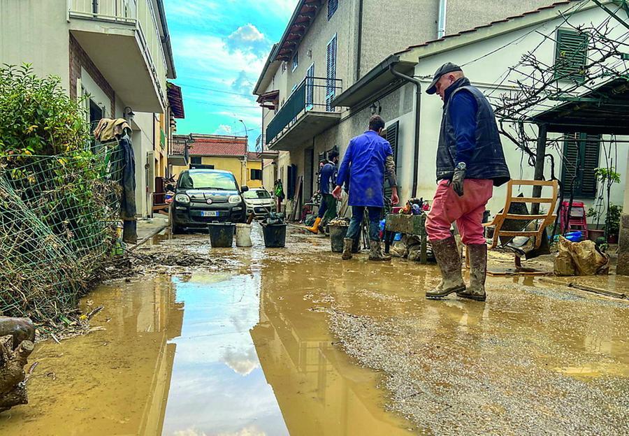 Alluvionati e dimenticati, viaggio a Montale dove le famiglie lottano ma i soldi dei ristori non si vedono – Video