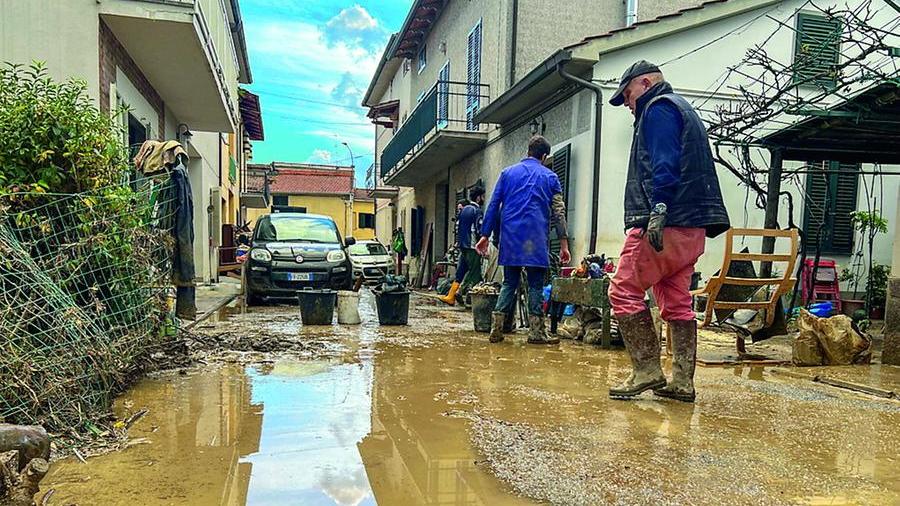 Alluvionati e dimenticati, viaggio a Montale dove le famiglie lottano ma i soldi dei ristori non si vedono – Video