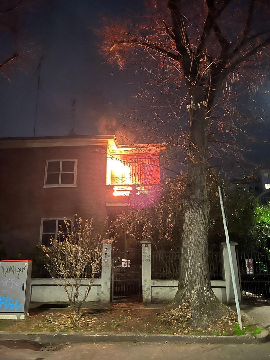 Ferrara, bestemmie e fiamme in via Santa Caterina