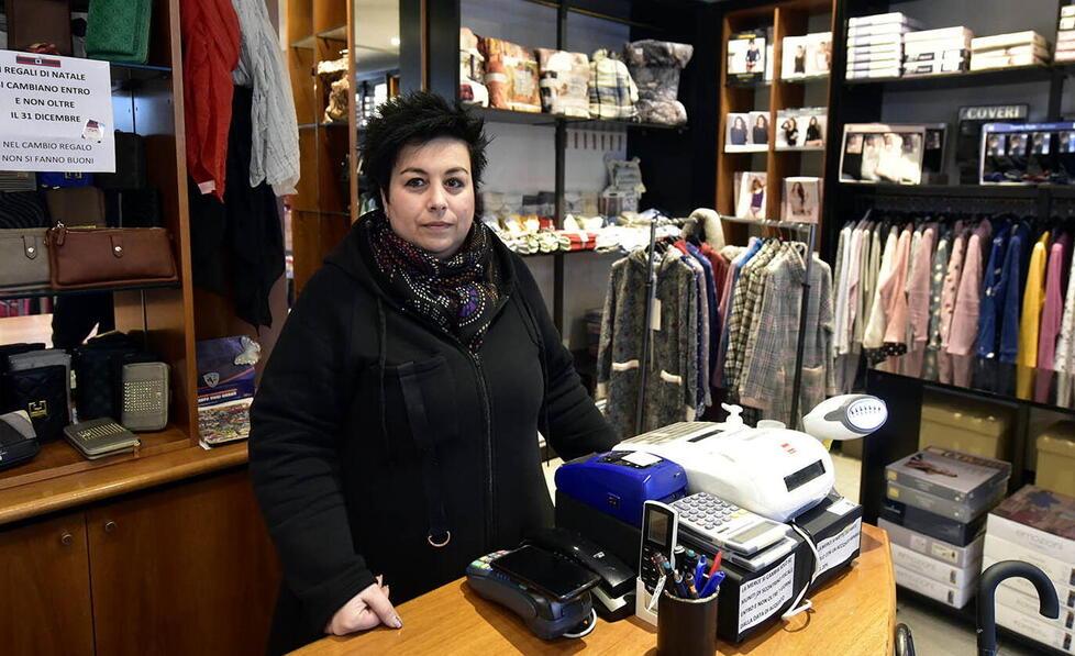 Venturina, rapinata nel suo negozio: «Mi ha mostrato la pistola e si è preso tutti i soldi»