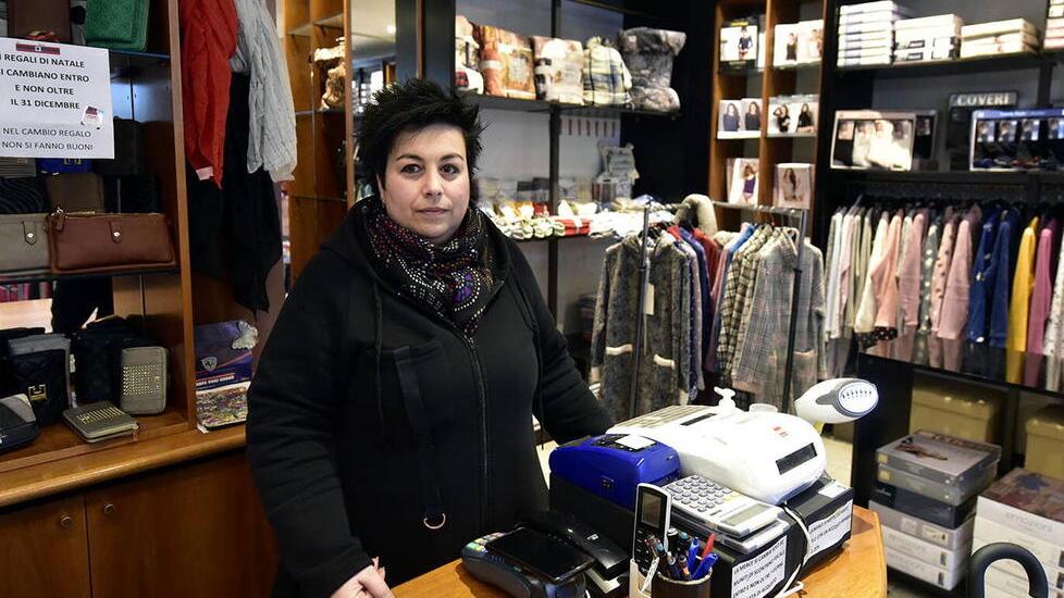 Venturina, rapinata nel suo negozio: «Mi ha mostrato la pistola e si è preso tutti i soldi»