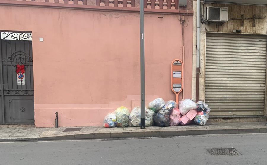 Quartucciu, i rifiuti invadono la fermata del bus