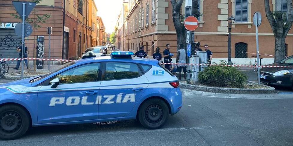 Modena, 60enne aggredito e gettato a terra da un rapinatore in Corso Vittorio<br>
