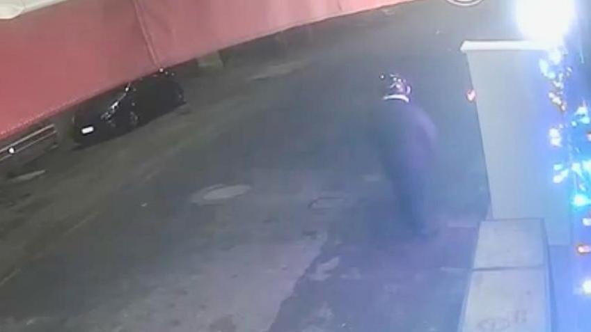 Uno dei due ladri ripresi dalla telecamera del negozio (foto Silvi)