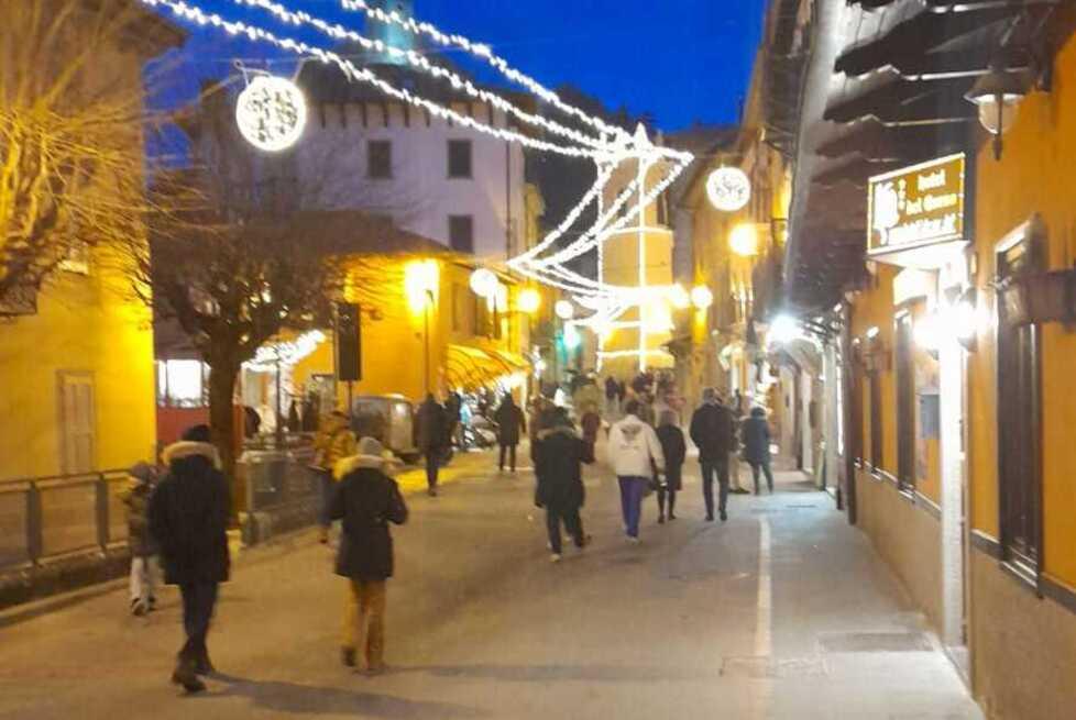 Modena, senza neve crollo di turismo natalizio nei paesi dell'Appennino: «Siamo a -50%, aiutate i negozi o chiuderanno»