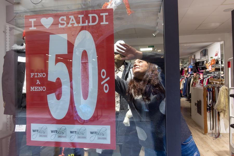 Pontedera aspetta i saldi di fine stagione, i negozianti scontenti: «Partono troppo presto»