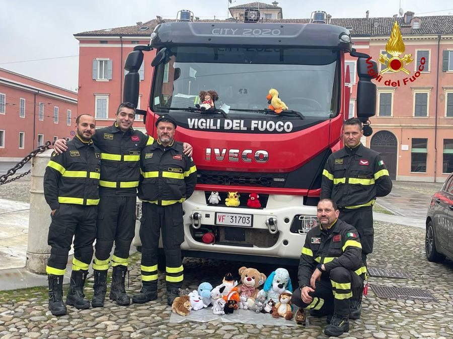 Modena, il Team Enjoy consegna decine di peluche ai vigili del fuoco: «Per i bambini durante le emergenze»