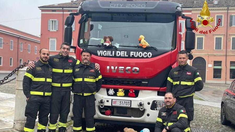 Modena, il Team Enjoy consegna decine di peluche ai vigili del fuoco: «Per i bambini durante le emergenze»
