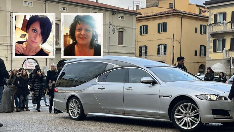 Il funerale in Duomo e nei riquadri da sinistra Jenny e Monica Donati (Foto di Franco Silvi)
