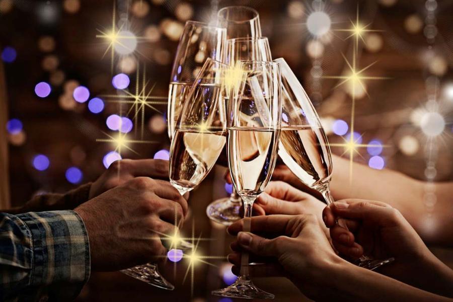 Auguri di fine anno: 20 frasi e citazioni (anche romantiche) per iniziare il 2024 con stile