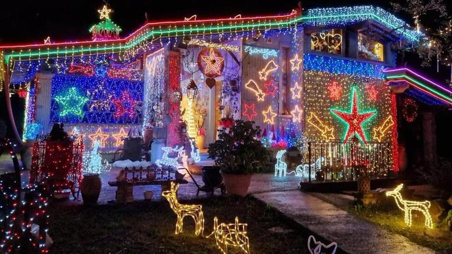 La casa di Babbo Natale... esiste: illumina la via di Capezzano Monte e “contagia” mezza Versilia