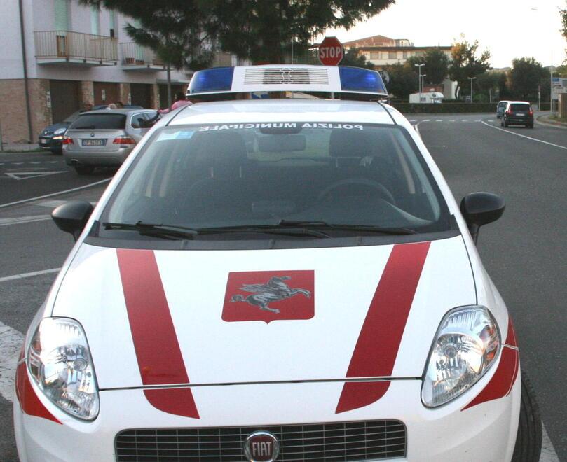 Rosignano, sigilli a un locale abusivo: ospitava ristorante e ballo