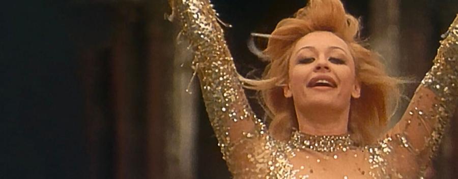 Icona di professionalità e libertà, la rivoluzione di Raffaella Carrà dall’Italia al Sudamerica