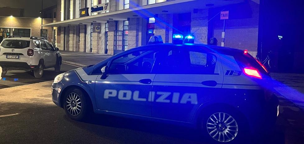 Tenta di strangolarlo, in fin di vita dopo una lite in stazione