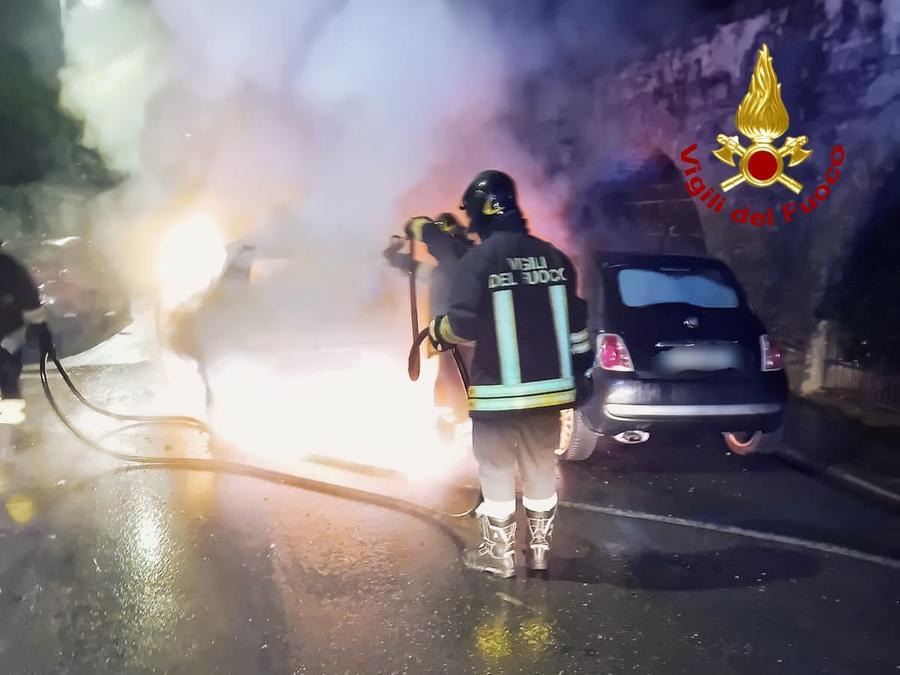 Pisa, auto a fuoco nella notte in via San Francesco: danni ad altri veicoli