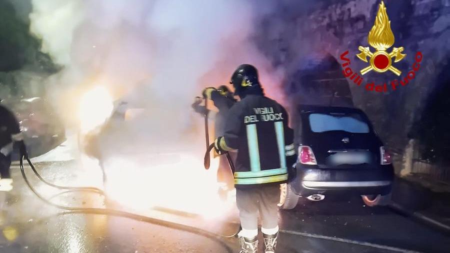 Pisa, auto a fuoco nella notte in via San Francesco: danni ad altri veicoli