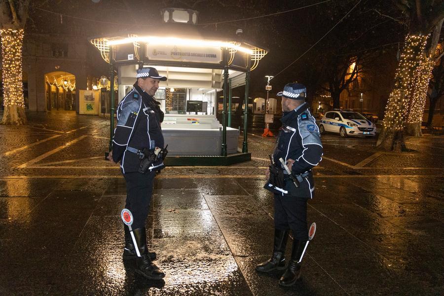 Modena, danneggia le auto in piazza Matteotti poi aggredisce un volontario e la polizia locale