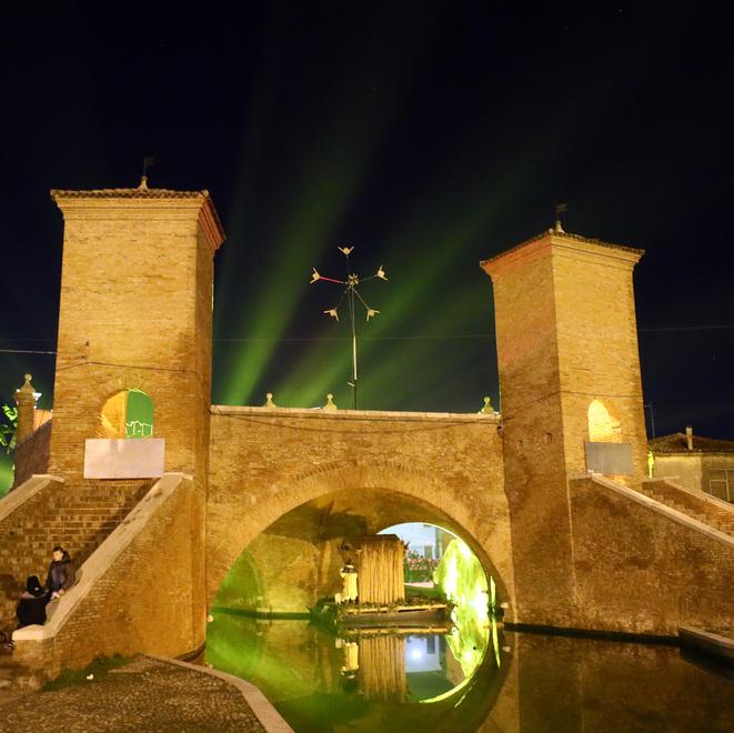 Capodanno, musica e fuochi. Lo show a Comacchio e dj set a Copparo