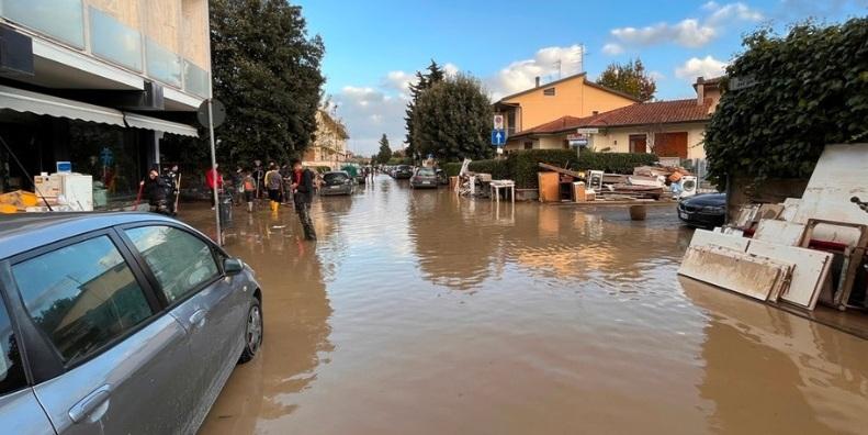 Campi Bisenzio, l'appello a due mesi dal disastro: «No slogan, ci serve ossigeno»<br>

