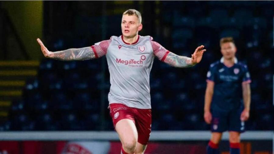 
	Ally Adams esulta dopo il gol

