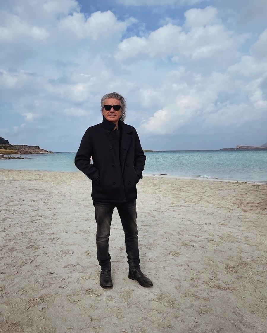 Ligabue sulla spiaggia di Stintino: «Ci vediamo ad Alghero per cominciare l’anno assieme»