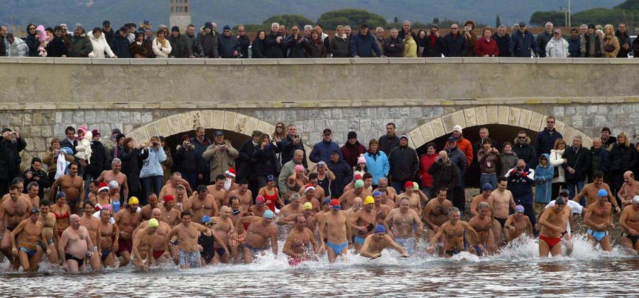 Livorno torna al tuffo collettivo di Capodanno: per festeggiare anche il sindaco farà il bagno