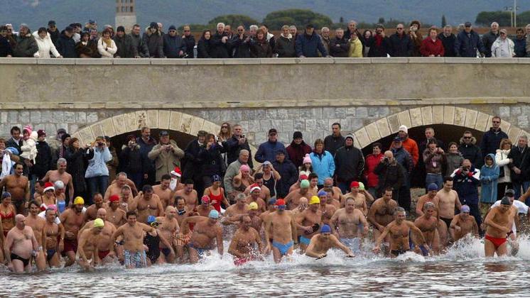 Livorno torna al tuffo collettivo di Capodanno: per festeggiare anche il sindaco farà il bagno