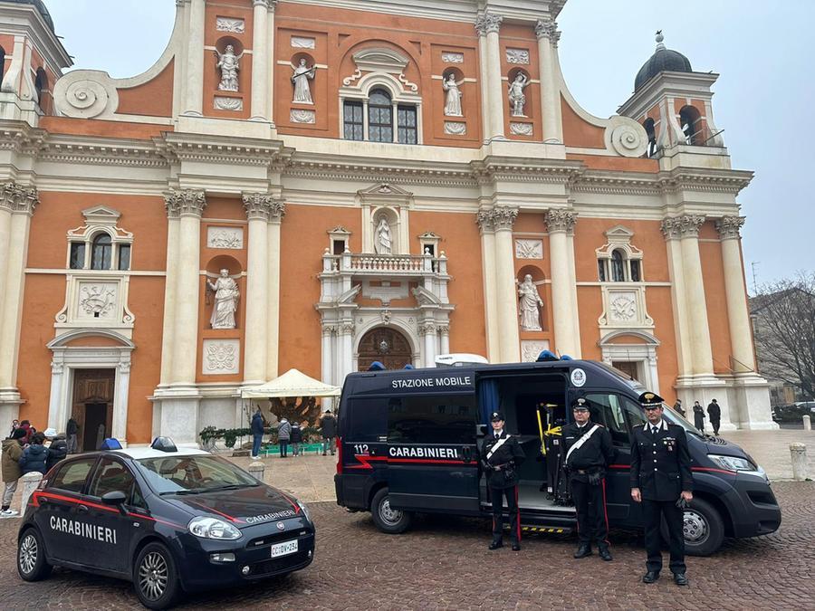 Carpi, un presidio dei carabinieri in piazza Martiri