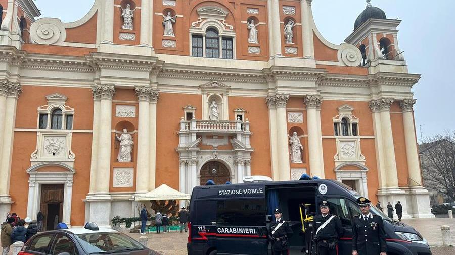 Carpi, un presidio dei carabinieri in piazza Martiri