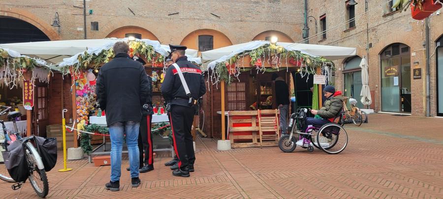 Ferrara, blitz dei ladri in piazza Municipale. Spaccati i vetri delle casette di Natale