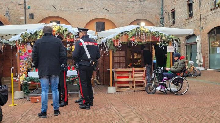 Ferrara, blitz dei ladri in piazza Municipale. Spaccati i vetri delle casette di Natale