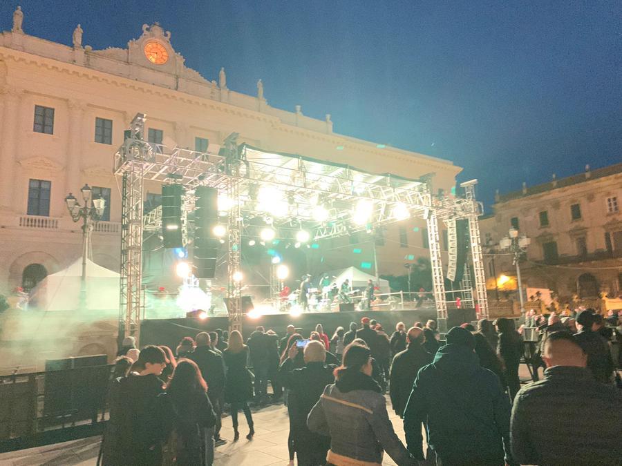 
	Musica in piazza d'Italia a Sassari dove pi&ugrave; tardi si esibiranno Renga e Nek


