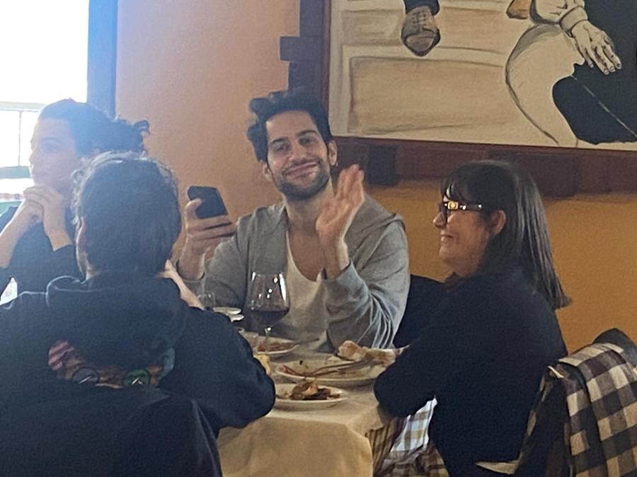 
	Mahomood sorridente a tavola da Maria Giuseppa a Castelsardo

