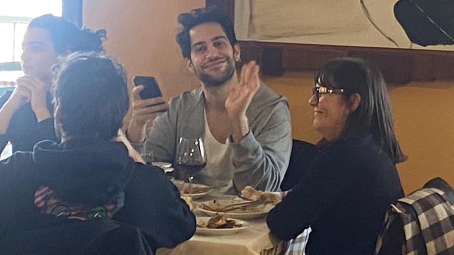 Mahomood sorridente a tavola da Maria Giuseppa a Castelsardo