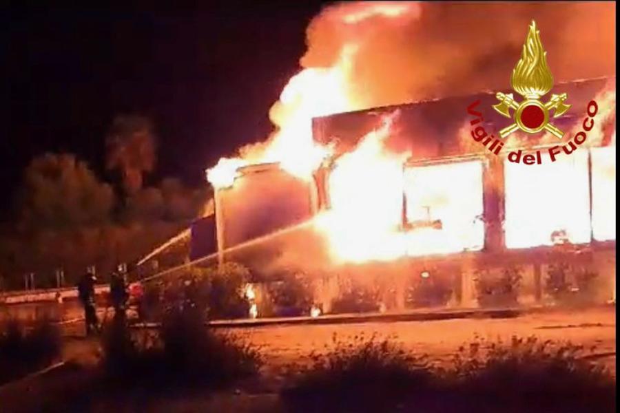 Olbia, incendio distrugge un chiosco nella spiaggia La Marinella