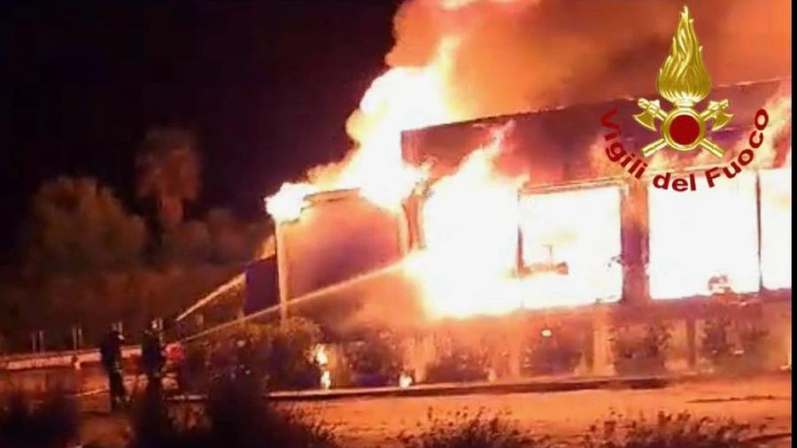 Olbia, incendio distrugge un chiosco nella spiaggia La Marinella
