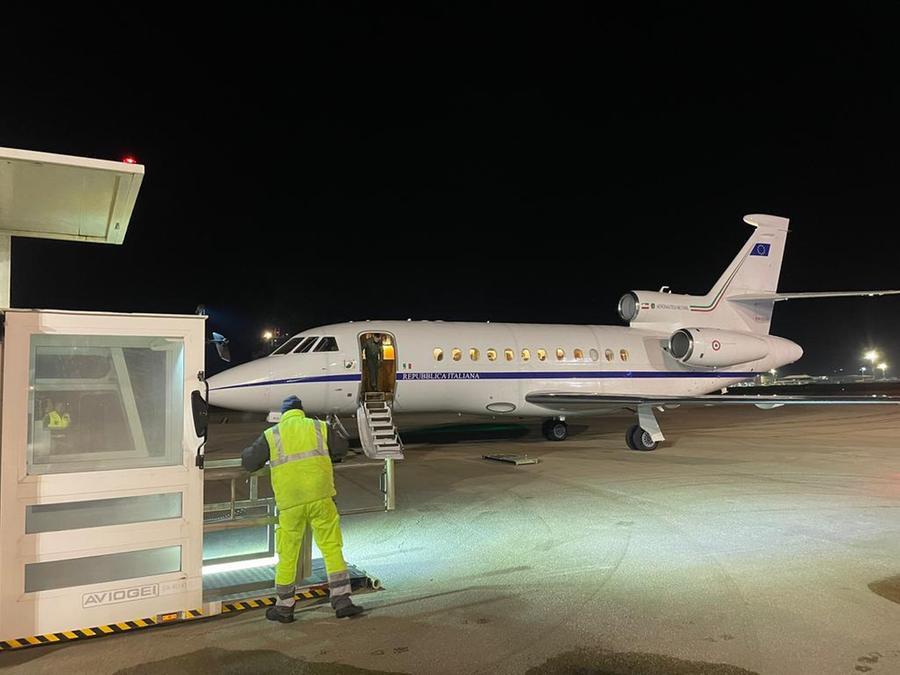 Neonato di 7 giorni in pericolo di vita trasportato da Cagliari a Milano con un volo militare