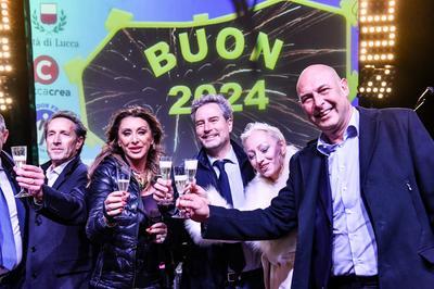 Lucca, migliaia in piazza per Sabrina Salerno