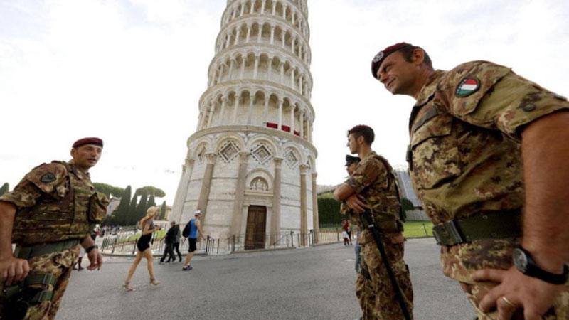 Alcuni militari impegnati nel piano "Strade Sicure”