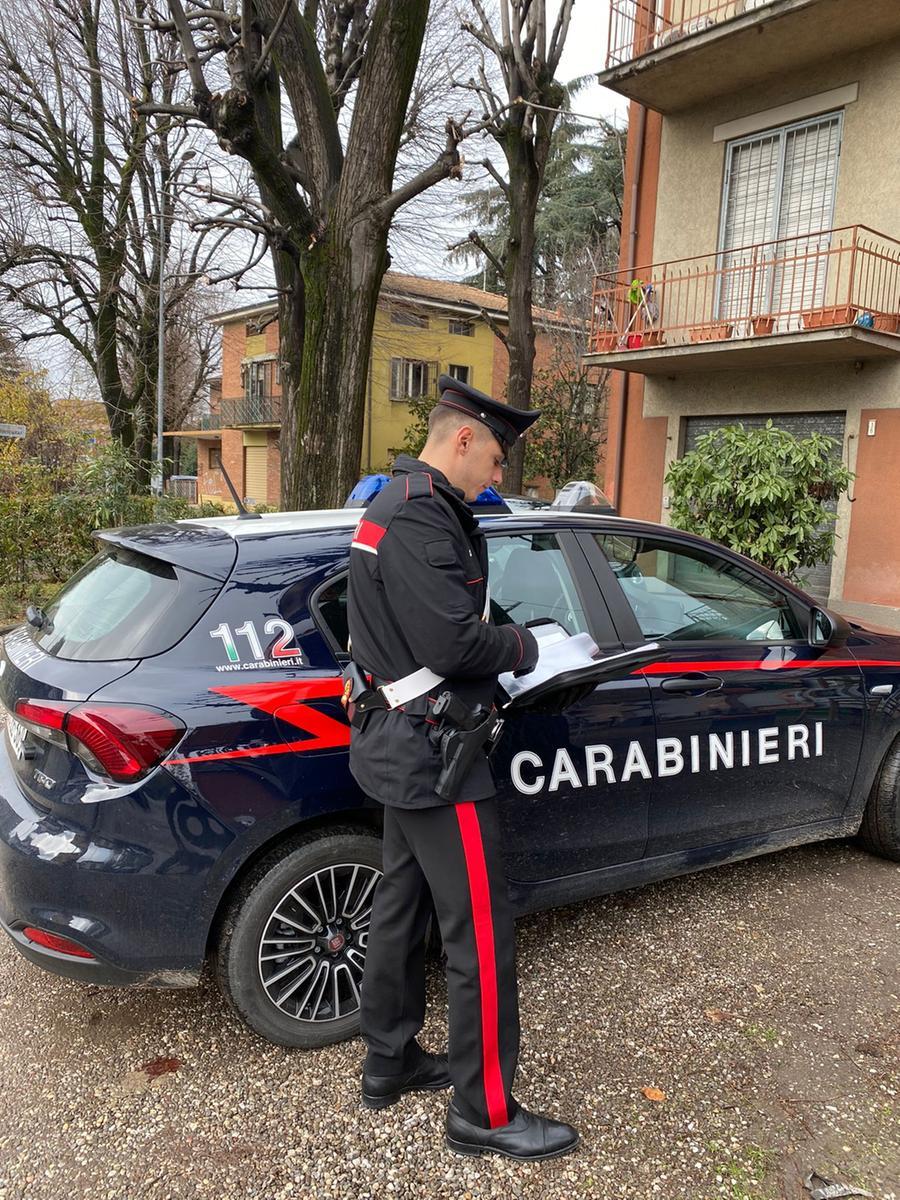 Novellara, prende il vicino a badilate: denunciato un 60enne