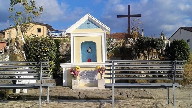 Il tabernacolo della Madonnina del Guado a Narnali, danneggiato dai vandali