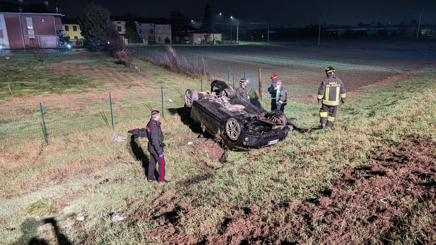 Boretto, auto vola fuori strada e si ribalta: due persone ferite