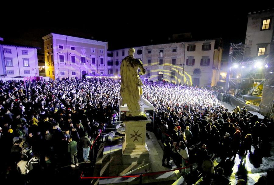 Pisa, con Albertino e Fabri Fibra in migliaia in piazza dei Cavalieri per festeggiare il 2024