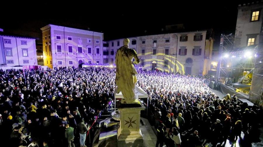 Pisa, con Albertino e Fabri Fibra in migliaia in piazza dei Cavalieri per festeggiare il 2024
