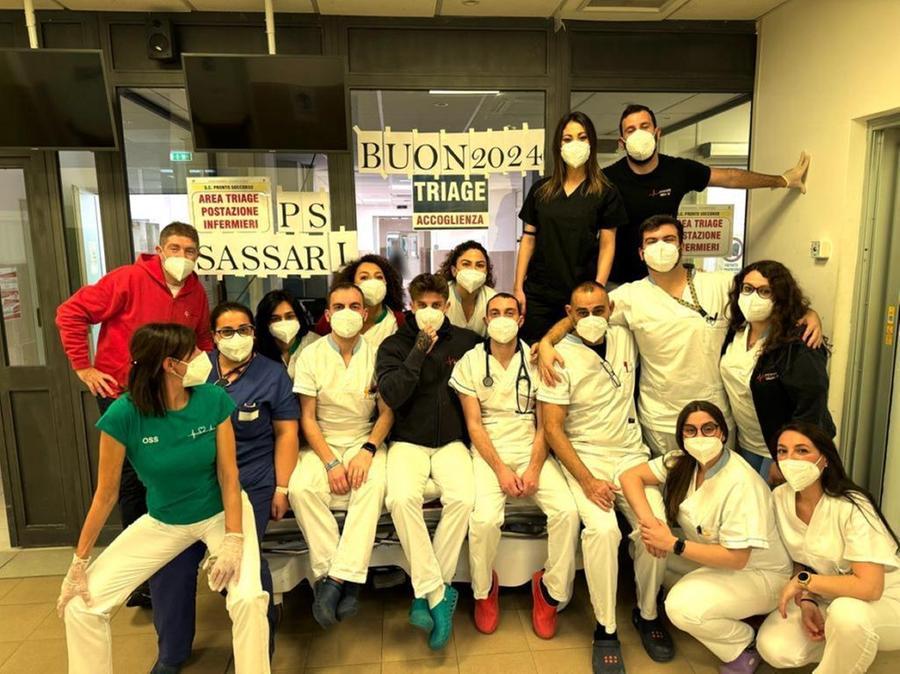 L’augurio di un buon 2024 dagli operatori del pronto soccorso di Sassari